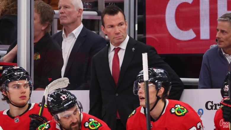 Chicago Blackhawks sparkar huvudtränaren Luke Richardson under dålig prestation